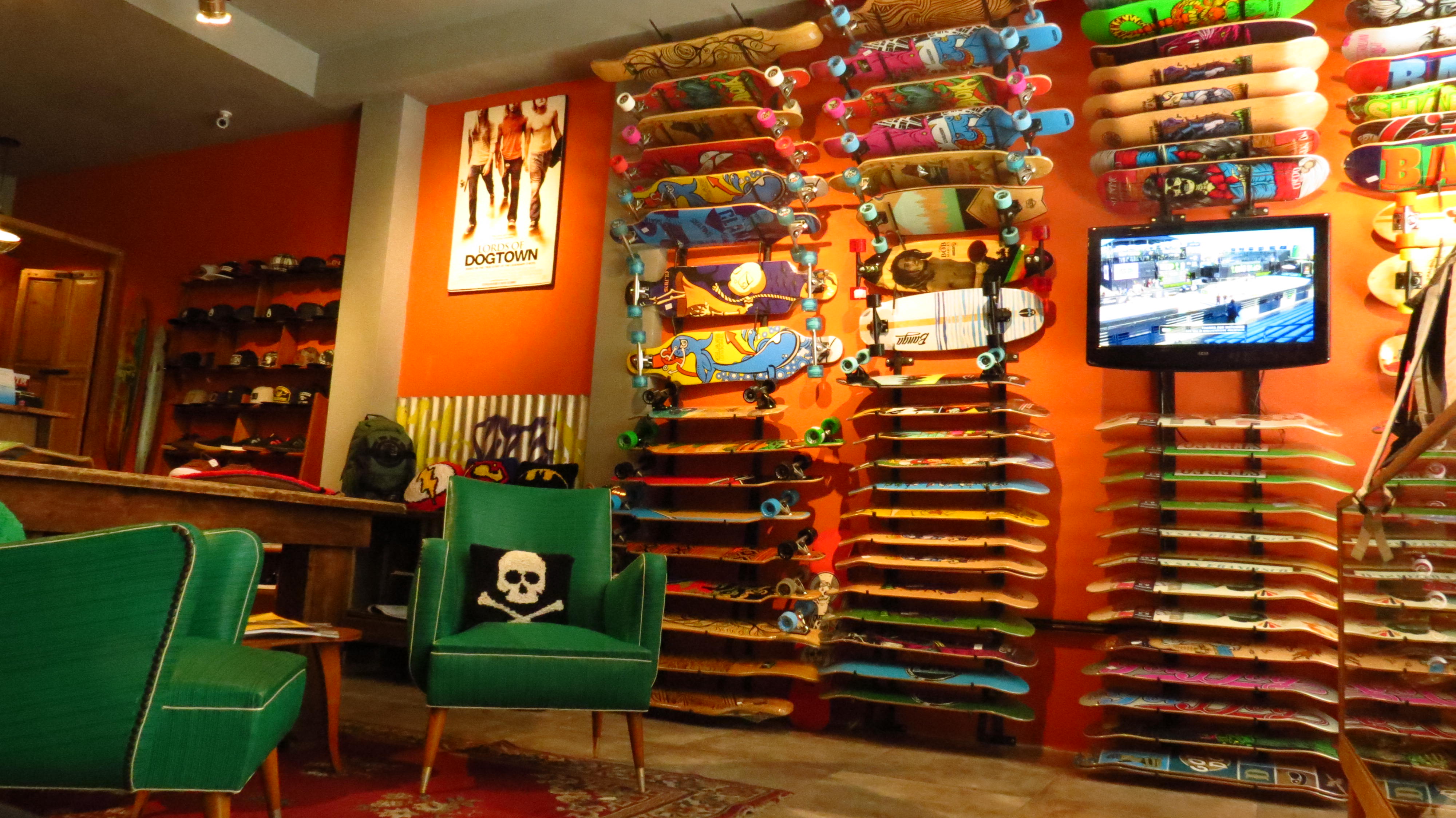 Showroom Sportfanatic — longboards y sillones