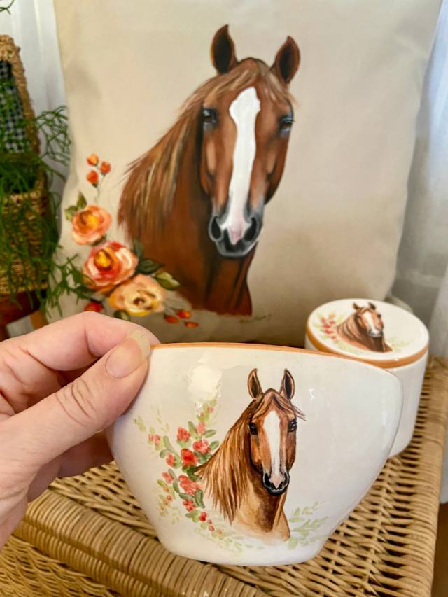 Almofada e xícara com o retrato do mesmo cavalo alazão pintado à mão