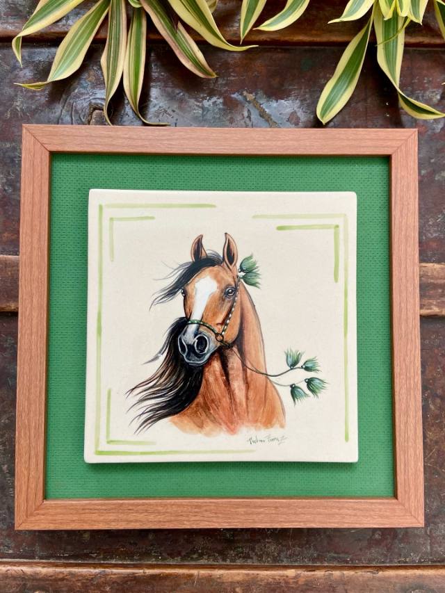 Azulejo de cerâmica com cavalo alazão e ramo de eucalipto pintados à mão, emoldurado em madeira com fundo verde