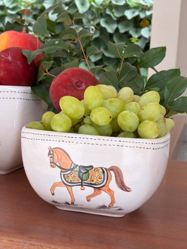 Bowl quadrado de cerâmica com cavalo de manta pintado à mão, com uvas e frutas
