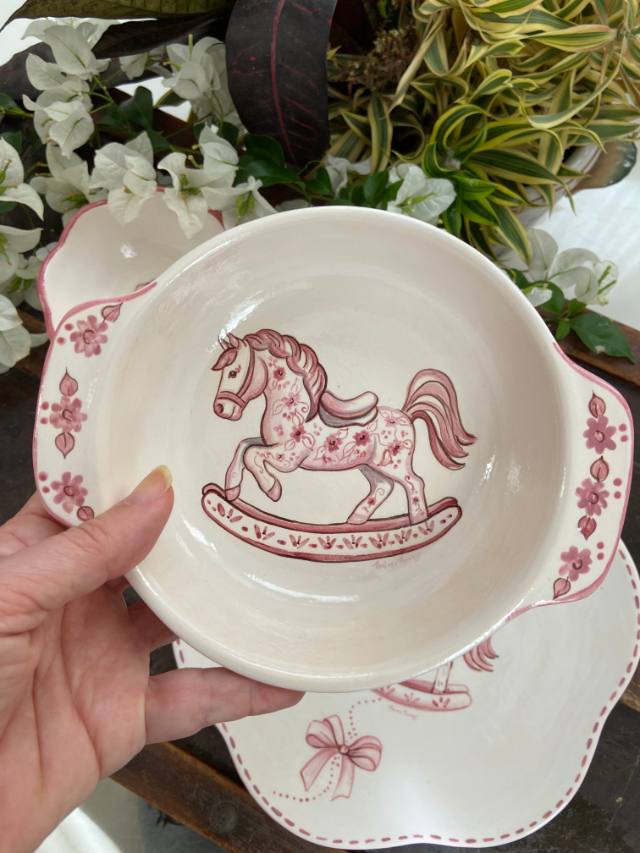 Bowl de cerâmica com alças e cavalinho de balanço cor-de-rosa pintado à mão