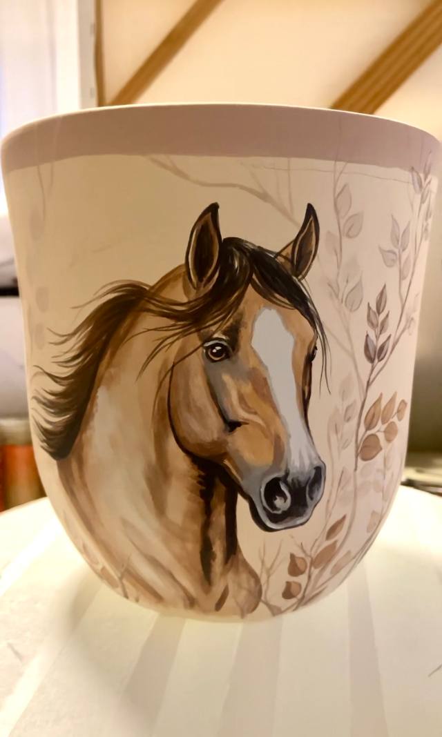 Cachepô de cerâmica com cavalo castanho de crina ao vento pintado à mão