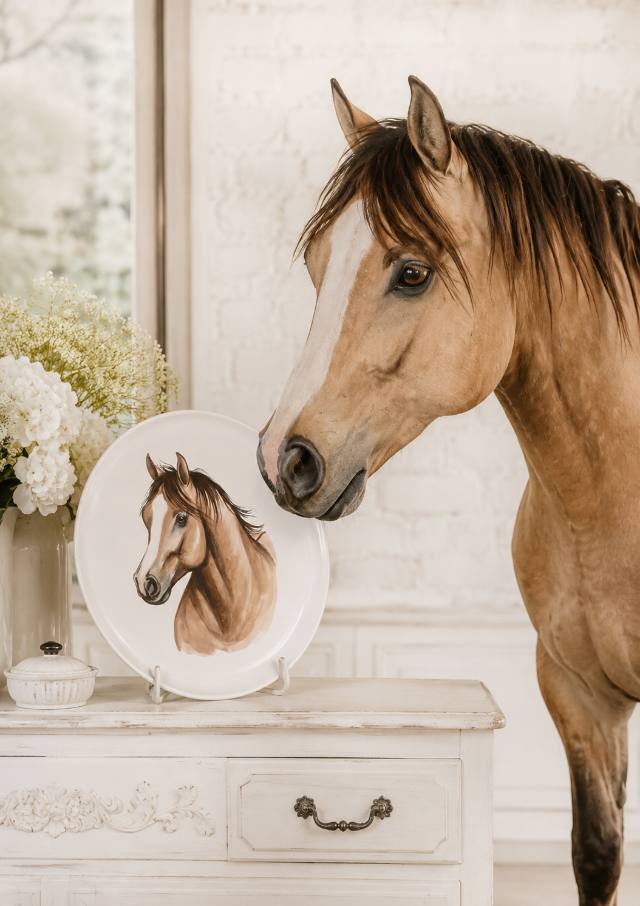 Cavalo baio ao lado de um prato de cerâmica com o seu retrato pintado à mão
