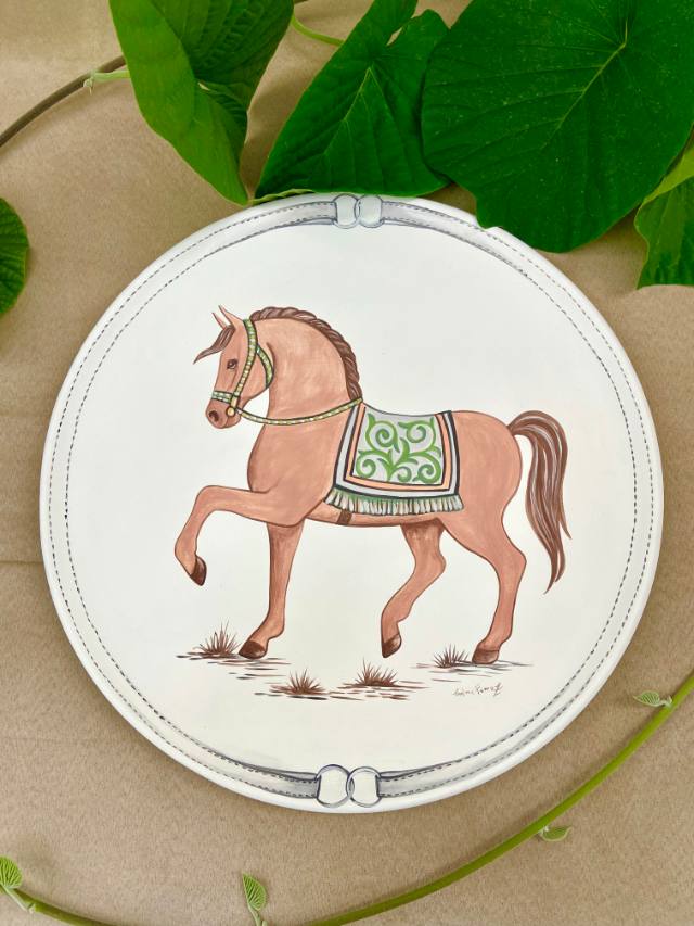 Prato de cerâmica com cavalo cor-de-rosa de manta verde e borda com bridões