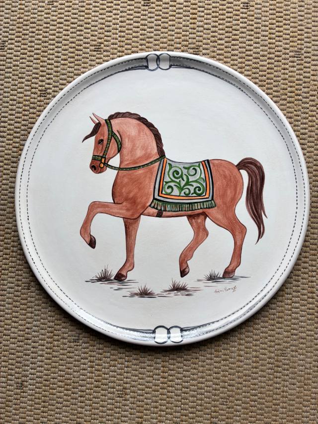 Prato de cerâmica com cavalo castanho de manta verde e borda com bridões pintados à mão