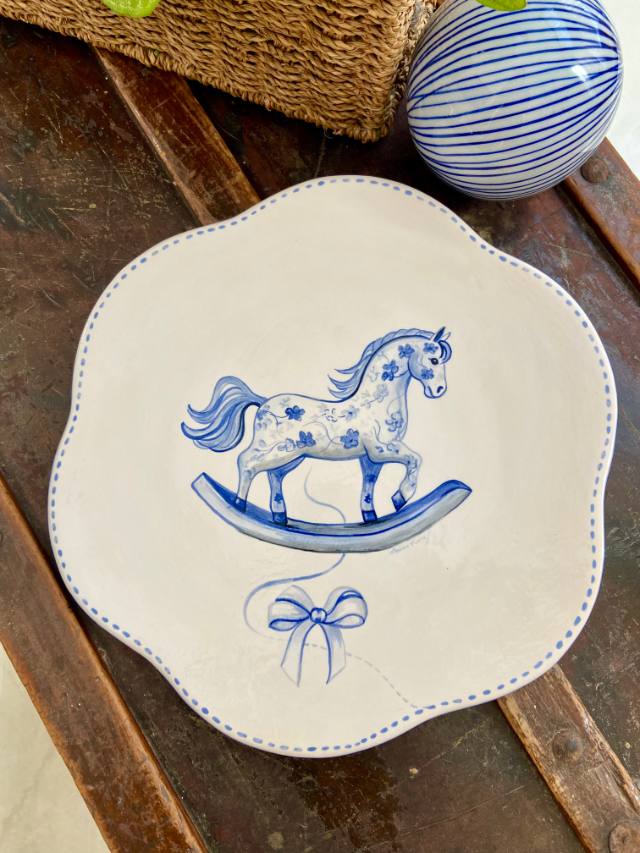 Prato de borda ondulada com cavalinho de balanço azul e laço pintados à mão