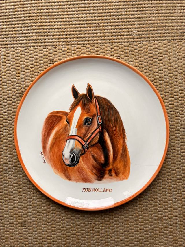 Prato de cerâmica com retrato de cavalo alazão de cabresto e o nome do animal