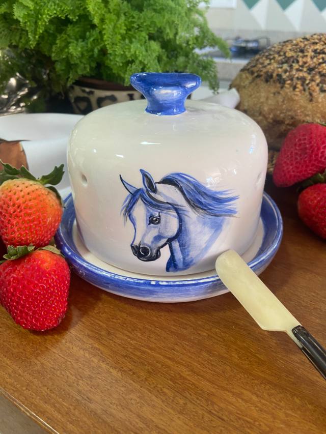Queijeira de cerâmica com cavalo azul pintado à mão, com morangos ao lado