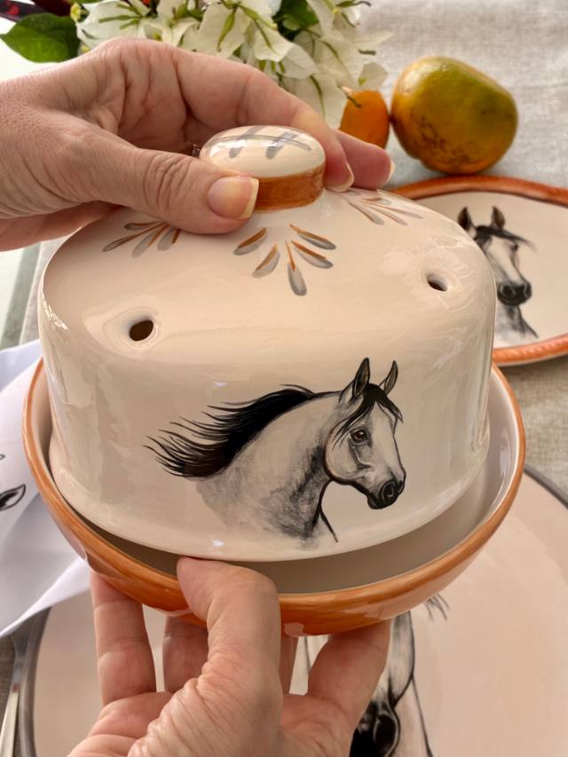 Queijeira de cerâmica com cavalo tordilho pintado à mão e base caramelo