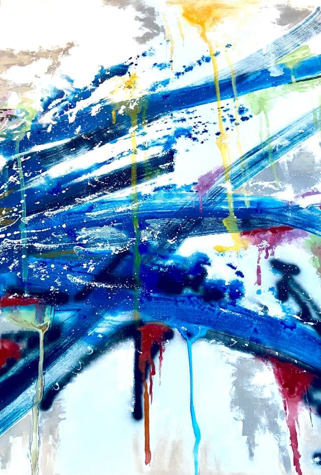 Tela abstrata com pinceladas largas em azul e escorridos coloridos