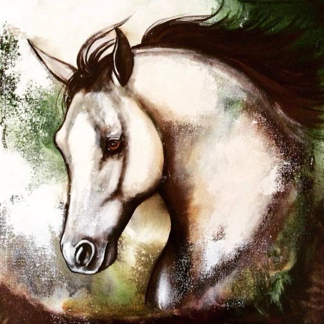 Tela com cabeça de cavalo branco de crina escura, em tons de marrom e verde