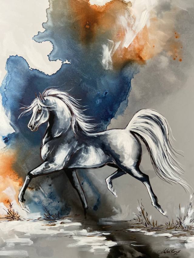 Tela com cavalo tordilho a trote sobre fundo abstrato em azul e ocre