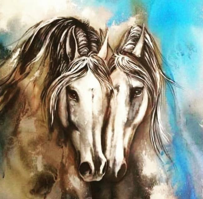 Tela com dois cavalos brancos de crinas claras, lado a lado, sobre fundo azul e marrom