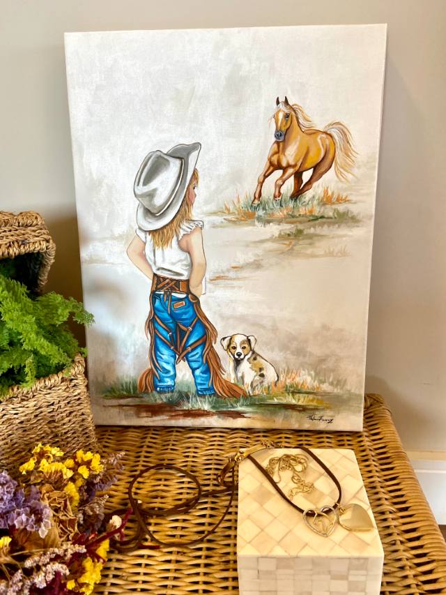 Tela com menina de chapéu branco e seu cachorrinho observando um cavalo baio a galope