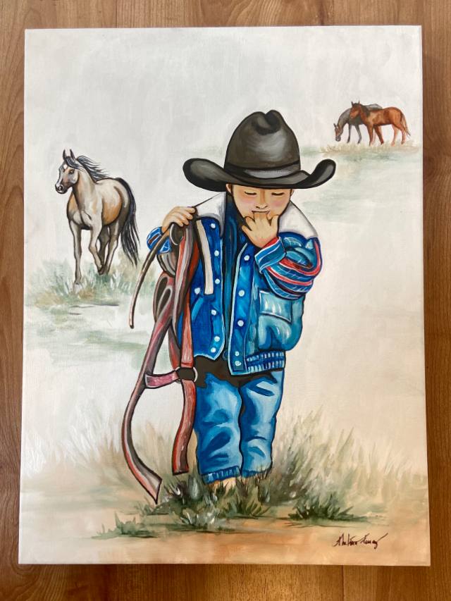 Tela com pequeno cowboy de chapéu preto e jaqueta azul segurando um cabresto, com cavalos ao fundo