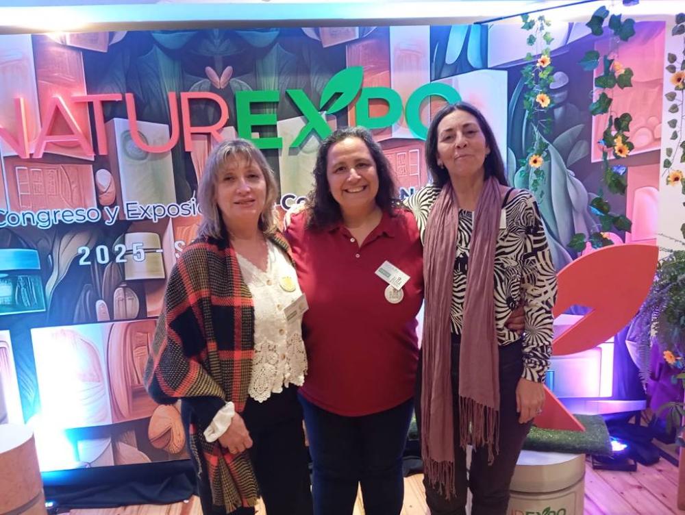 La fundadora de Alma de Hornero junto a dos socias fundadoras de ACNA en la exposici&oacute;n Naturexpo.