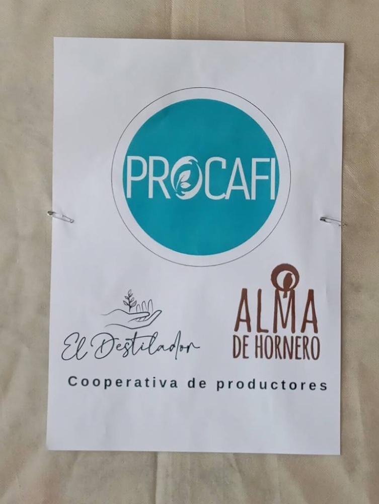 Afiche de la cooperativa de productores PROCAFI junto a los logos de las unidades productivas El Destilador y Alma de Hornero.
