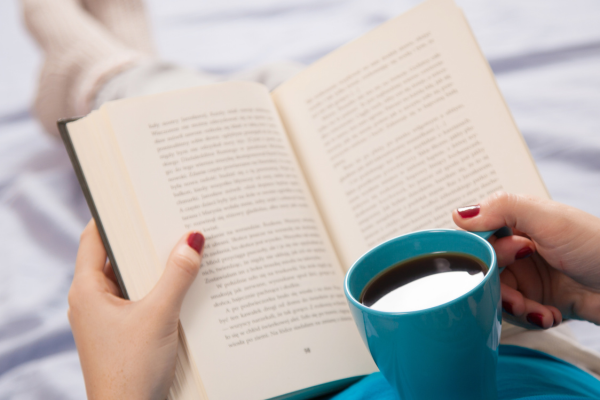 Entrega Bookerly con libro y té