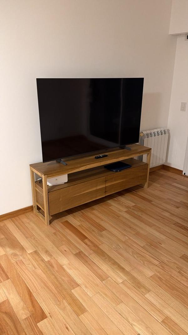 Rack de TV en el living de un cliente