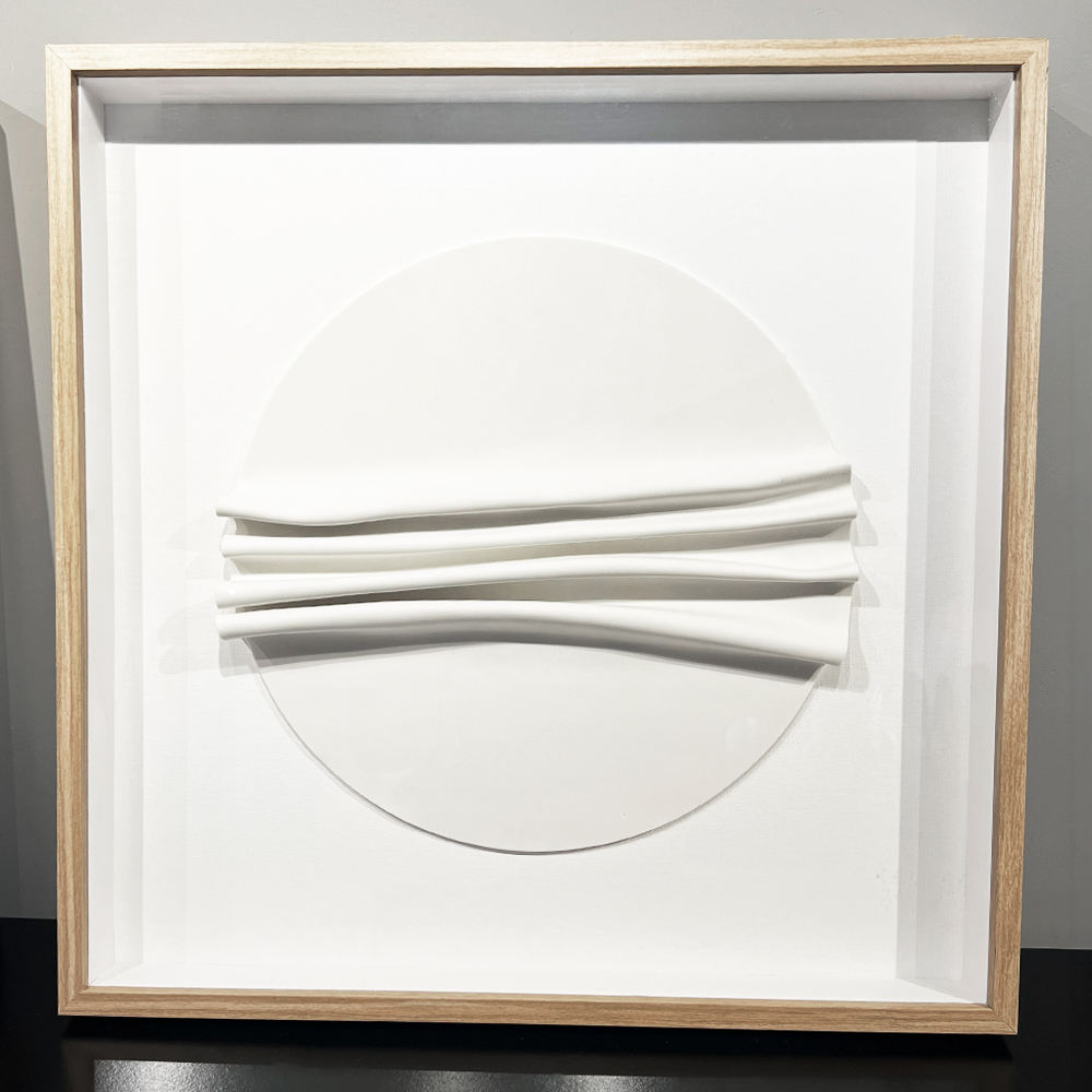 Detalhes do Kit 2 Quadros Artesanais Círculos Branco em Camadas I e II Detalhes do Kit 2 Quadros Artesanais Círculos Branco em Camadas I e II Sem Vidro 60x60cm