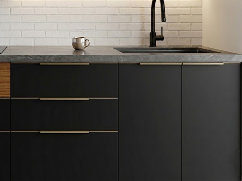Cocina integral moderna personalizada en Medell&iacute;n con acabados negro mate en RH resistente a la humedad y detalles en madera Teca por Cocinas e Ideas TK.