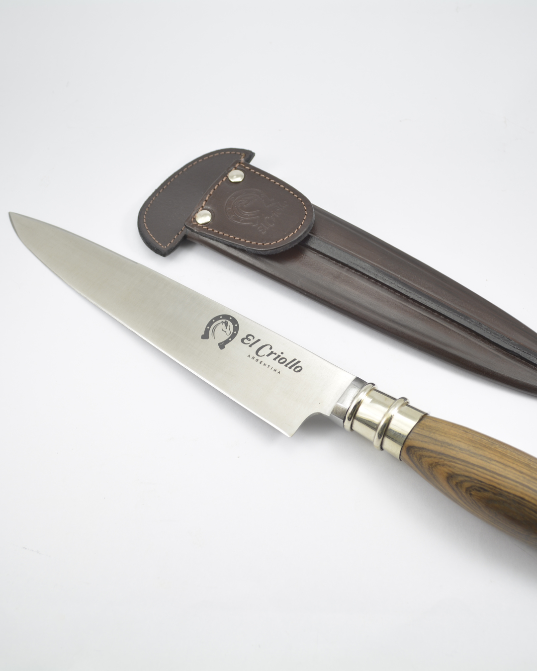 Cuchillo con logo grabado en la hoja y vaina de cuero