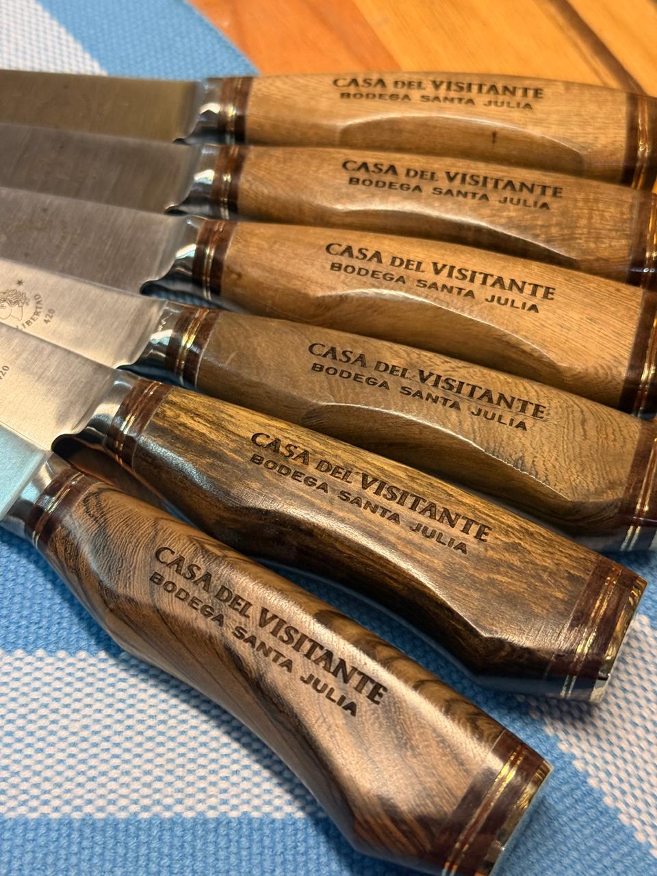 Cuchillos con el logo de Casa del Visitante, Bodega Santa Julia, grabado en los cabos