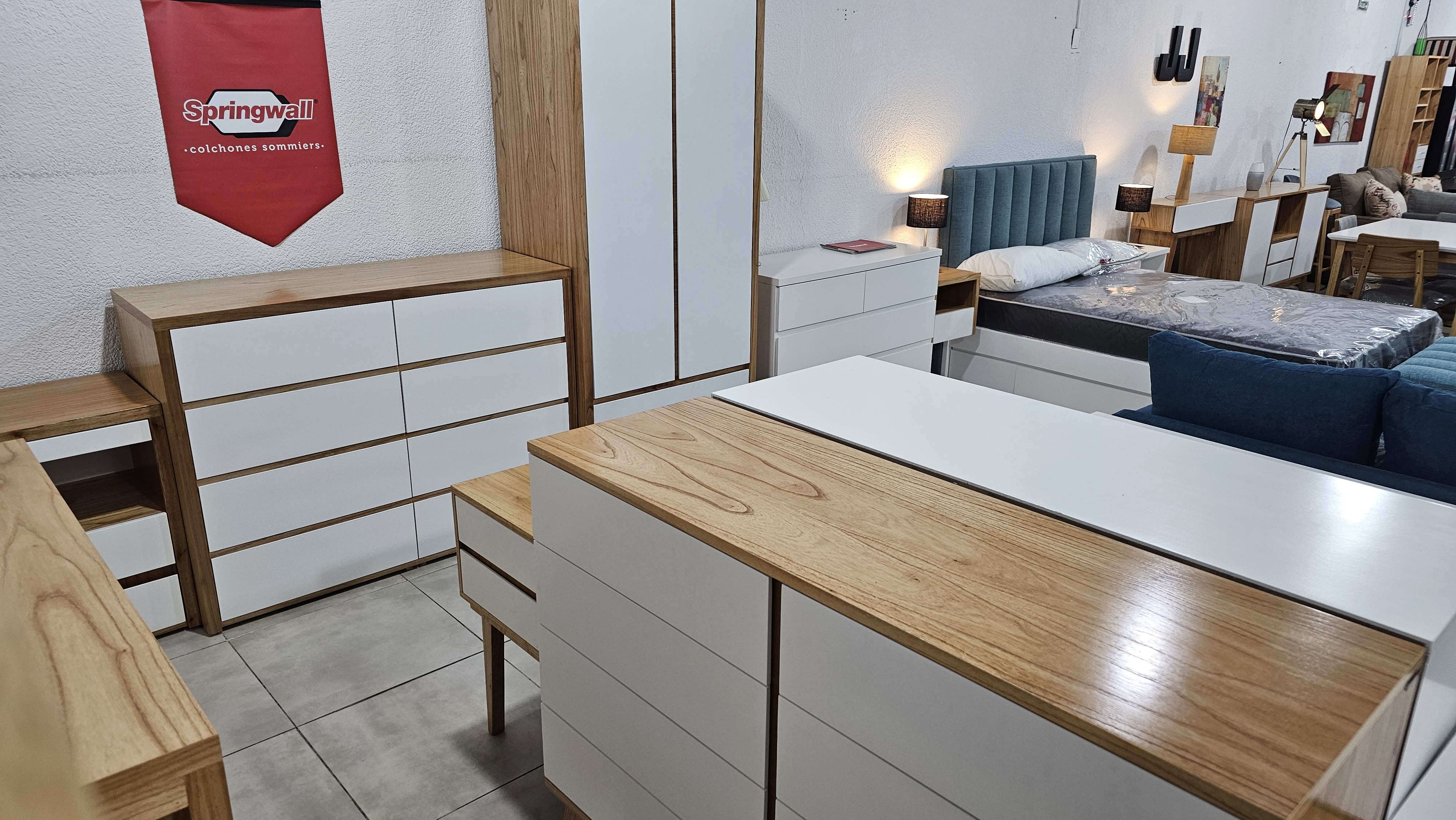Showroom grande de muebles en Avenida Belgrano Amoblamientos JJ