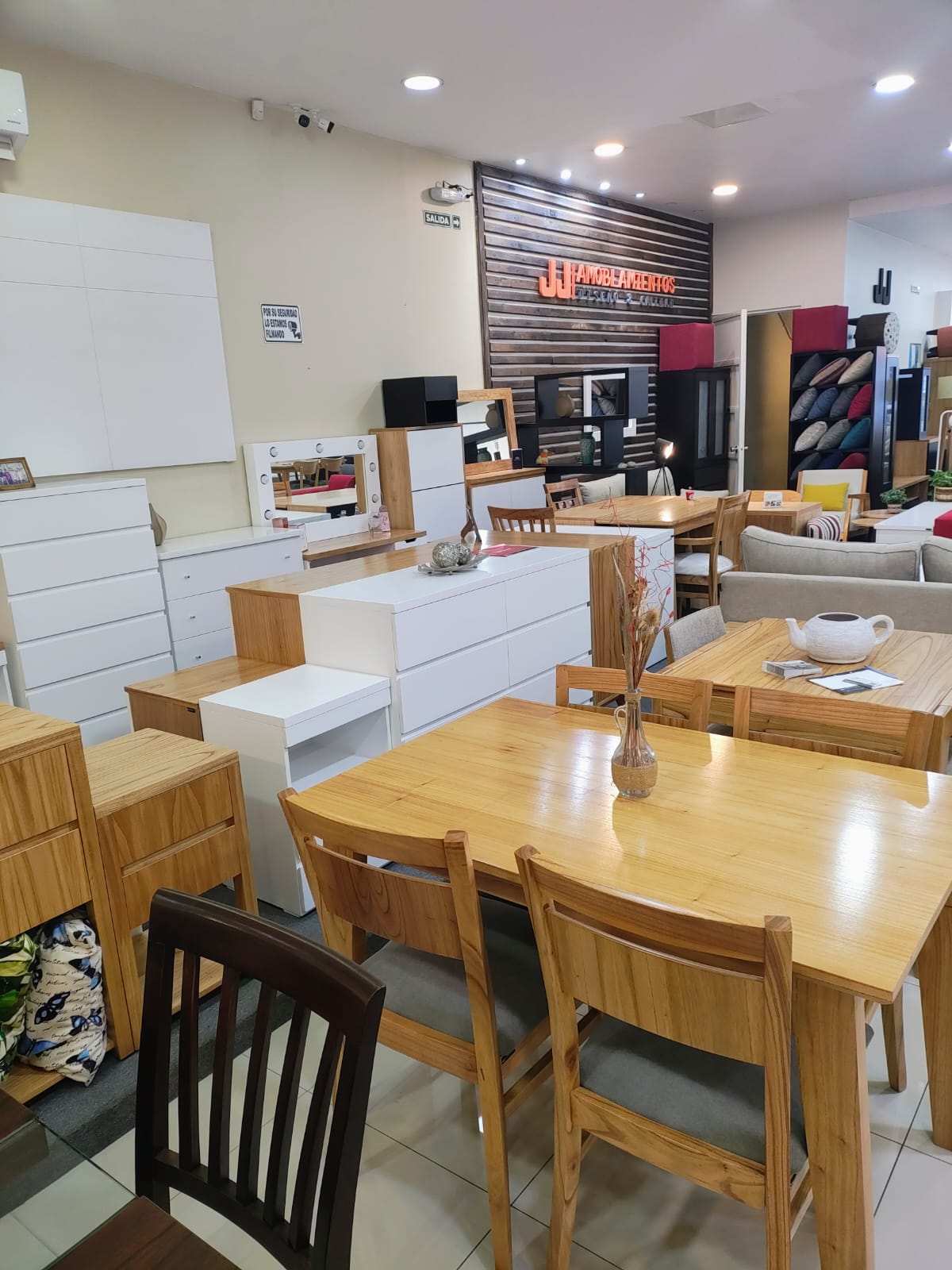 Muebles en local Belgrano 2275 Amoblamientos JJ
