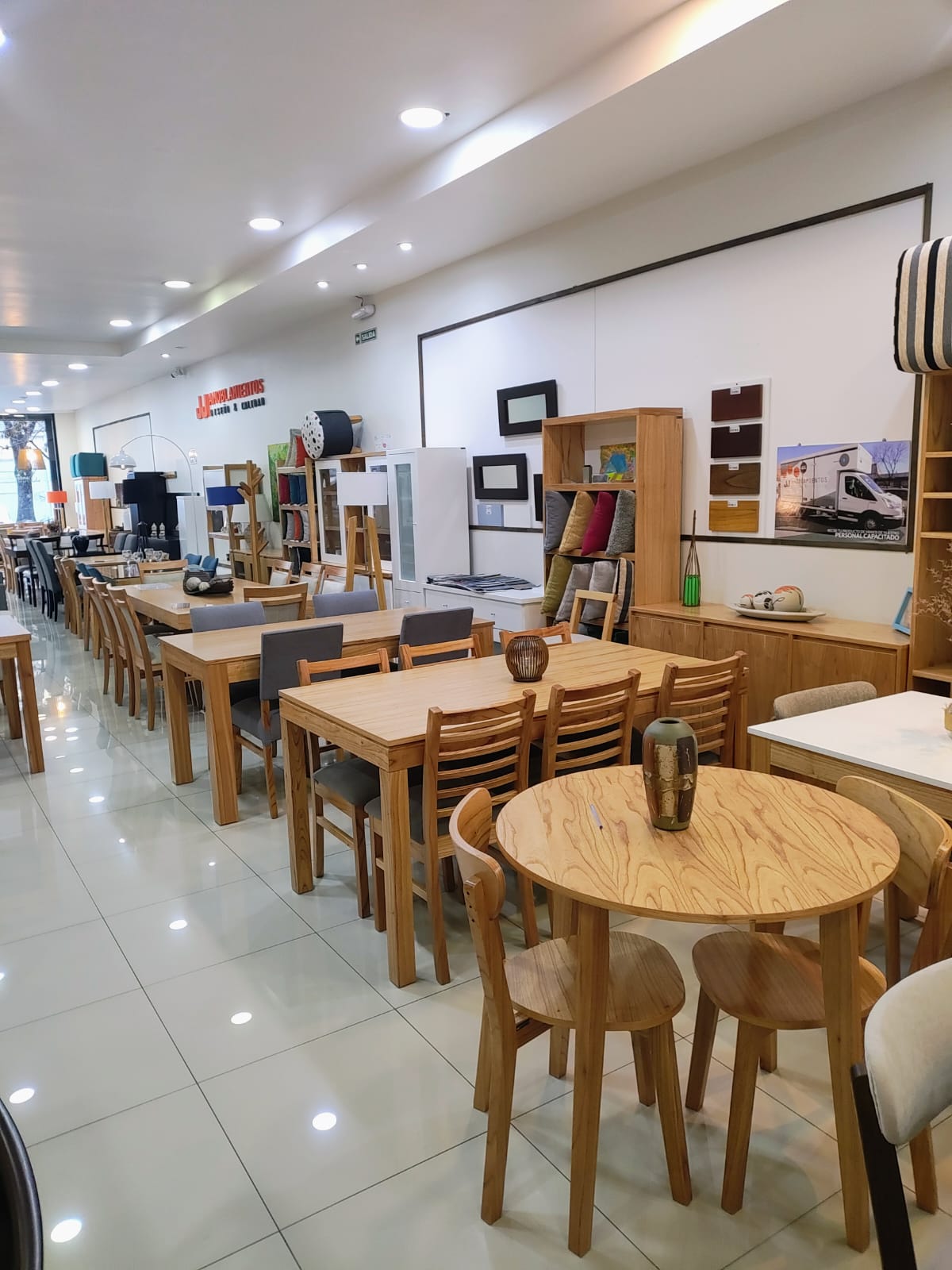 Interior showroom Avenida Belgrano 2275 Amoblamientos JJ