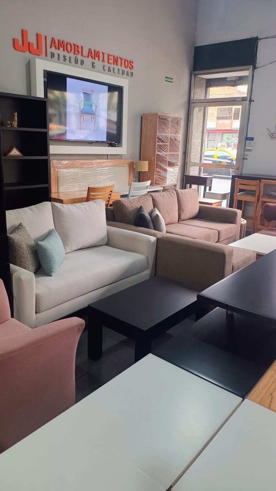 Stock de muebles en Rivadavia 7877 Amoblamientos JJ
