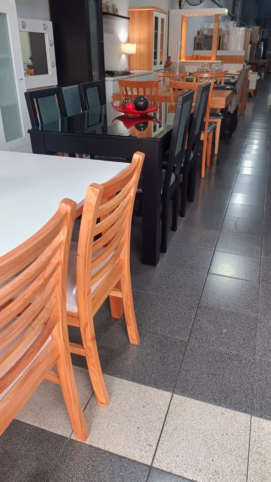 Showroom y depósito Amoblamientos JJ Rivadavia 7877