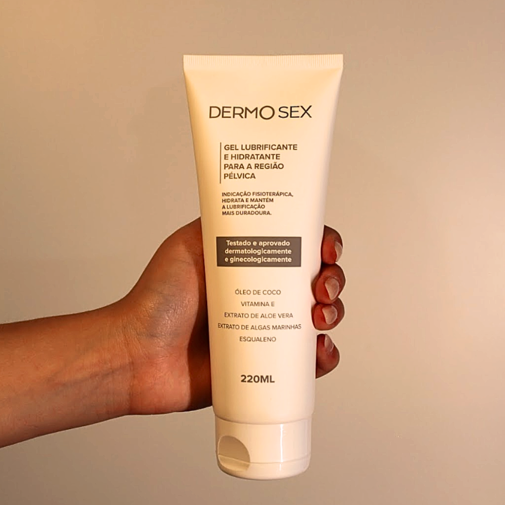 M&atilde;o segurando tubo branco do Gel Lubrificante e Hidratante P&eacute;lvico Dermosex 220 ml