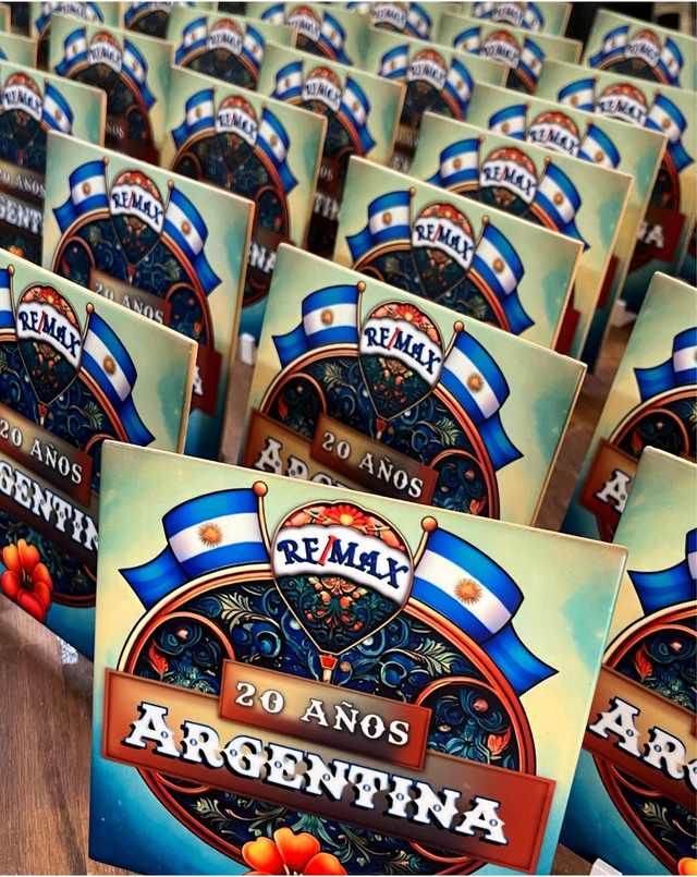 Azulejos conmemorativos de los 20 años de RE/MAX Argentina apilados en el taller