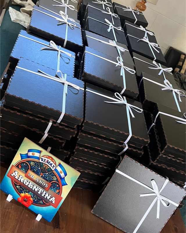 Cajas de madera cerradas con cinta, listas para entregar