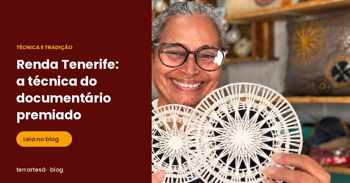 Artesã cearense segurando peças de Renda Tenerife