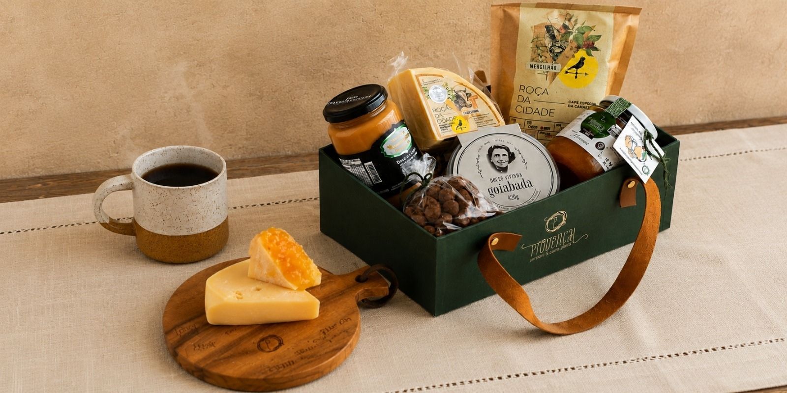 Kit de presente corporativo gourmet Provençal com café, queijo e produtos artesanais mineiros