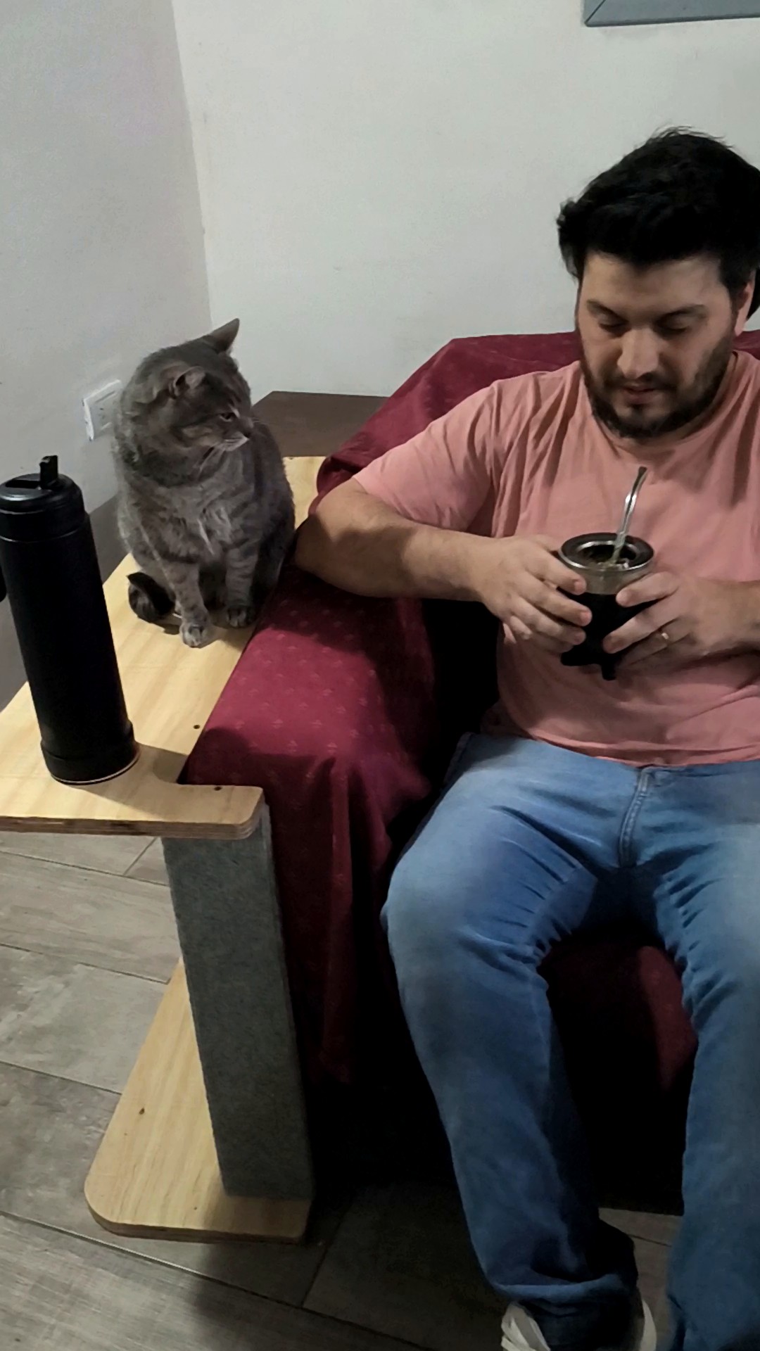 Mesa Auxiliar Purfect en uso real con mate al lado del sill&oacute;n