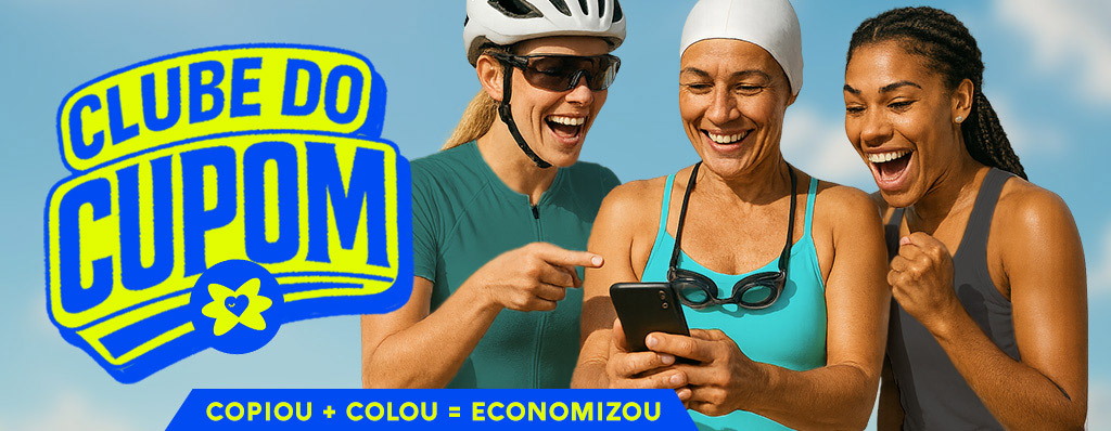 Três mulheres atletas felizes usando cupom no celular – Clube do Cupom Byonica. Copiou, colou, economizou