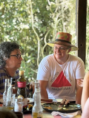 Chef JaJá e assistente trabalhando na cozinha profissional