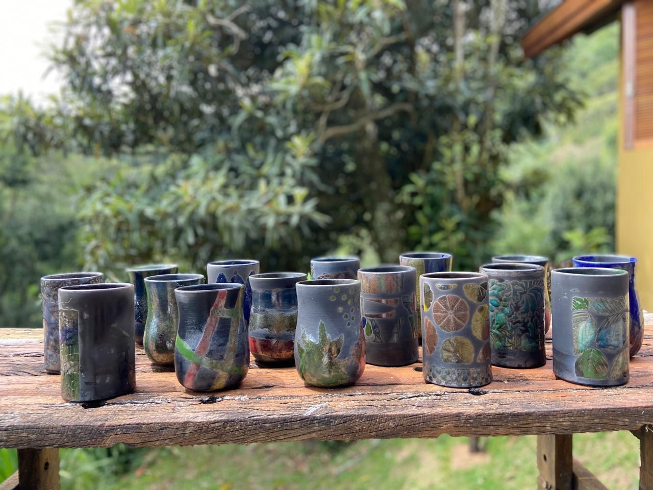 Pincéis artísticos em vaso de cerâmica