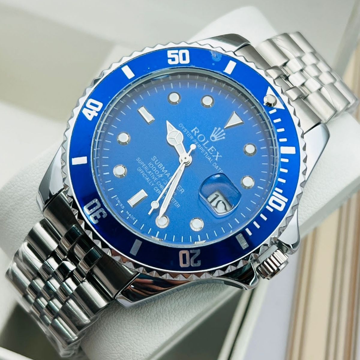 Reloj Rolex Hombre Bienvenido a Onlineshoppingcenterg, su destino de confianza para relojes de lujo. Comprar un reloj Rolex hombre es una decisión importante. Esta guía responde todas sus dudas sobre precios, modelos y cómo asegurar un reloj Rolex.   ¿Por qué elegir un reloj Rolex para hombre?  Un Rolex hombre es más que un reloj; es un símbolo de excelencia, herencia y éxito. Son conocidos por su precisión, durabilidad y valor que perdura en el tiempo. Encontrar el reloj Rolex perfecto es encontrar una pieza para toda la vida.   Modelos de Rolex Hombre Más Populares y Sus Precios  Los precios de relojes Rolex varían según el modelo, materiales y disponibilidad. Aquí presentamos una guía de precios de los modelos Rolex más buscados.   Rolex Submariner: El icono submarino. Precio desde aproximadamente $10,000 USD en acero.  Rolex Submariner precio | precio del Rolex Submariner  Rolex Daytona: Cronógrafo de alto rendimiento. Muy codiciado. Precio desde $15,000 USD en acero.  Rolex Daytona precio | daytona rolex precio  Rolex Datejust: Elegante y versátil. Un clásico eterno. Precio desde $7,500 USD.  Rolex Datejust precio | datejust rolex precio  Rolex GMT-Master II: Ideal para viajeros, como los modelos "Pepsi" o "Batman". Precio desde $10,500 USD.  Rolex GMT Master II precio | Rolex Pepsi precio  Rolex Oyster Perpetual: La esencia de Rolex en su forma más pura. Precio desde $5,500 USD.  Rolex Oyster Perpetual precio   ¿Cómo saber si un reloj Rolex es de buena calidad?  Comprar un reloj Rolex es crucial. En Onlineshoppingcenterg garantizamos calidad. Señales de un reloj Rolex:   Peso sustancial debido a materiales de alta calidad.  Movimiento de mecanismo suave y silencioso (segundero continuo).  Grabados nítidos y perfectamente alineados (corona, cristal, esfera).  Certificado y tarjetas de garantía.   Desconfíe de ofertas de Rolex baratos; un precio de Rolex demasiado bajo es la primera señal de alerta. El precio de un Rolex  refleja su artesanía.   Preguntas Frecuentes sobre Comprar un Reloj Rolex Hombre  ¿ Rolex para hombre?  El modelo de entrada suele ser el Rolex Oyster Perpetual. El precio del  Rolex para este modelo comienza aproximadamente en $5,500 USD. No existen Rolex baratos, sino piezas de acceso a la marca.   ¿Dónde puedo comprar un Rolex con garantía?  En Onlineshoppingcenterg puede comprar Rolex con total confianza. Todos nuestros relojes Rolex para hombre incluyen certificados y garantía. Somos su tienda confiable para comprar reloj Rolex.   ¿Los precios de Rolex incluyen impuestos?  Los precios de relojes Rolex que publicamos son referenciales internacionales. Para precios en Colombia o detalles de importación, contáctenos directamente para una cotización precisa del precio reloj Rolex.   ¿Aceptan pagos internacionales?  ¡Sí! En Onlineshoppingcenterg facilitamos la compra segura desde cualquier lugar, ya sea que busque un reloj Rolex hombre en España, México, Colombia, o cualquier otro país.   2. Preguntas Frecuentes para SEO (FAQ Section)  Preguntas Frecuentes: Comprar Reloj Rolex Hombre  ¿Cuál es el precio de un Rolex submariner nuevo?  El precio de un Rolex Submariner nuevo en el mercado autorizado ronda los $10,000 USD, pero en el mercado secundario puede variar significativamente debido a su alta demanda.   ¿Cómo puedo vender mi Rolex?  En Onlineshoppingcenterg también evaluamos y compramos relojes Rolex. Si desea vender un Rolex, contáctenos para una valoración justa y profesional de su reloj Rolex.  ¿Hay Rolex para mujer?  Absolutamente. Rolex tiene una colección exquisita de relojes Rolex mujer, como el Rolex Lady-Datejust. Consulte nuestros precios de Rolex mujer para más información.   ¿Qué significa que un Rolex sea automático?  Todos los relojes Rolex hombre modernos son automáticos. Esto significa que se cargan con el movimiento de la muñeca, sin necesidad de baterías.   ¿Dónde comprar Rolex en Colombia?  Onlineshoppingcenterg ofrece envíos seguros a todo el territorio. Para conocer el precio Rolex Colombia exacto, incluyendo departamentos como Antioquia, Valle del Cauca o Cundinamarca, contáctenos.   Dónde Comprar un Reloj Rolex Hombre: Guía por Países y Regiones  En Onlineshoppingcenterg entendemos que buscar un reloj Rolex hombre es una experiencia global. Ya sea que se encuentre en Europa o América, le facilitamos el proceso de compra de su reloj Rolex.   Comprar Rolex en Europa: España  Para los clientes que buscan un reloj Rolex hombre en España, ofrecemos envíos rápidos y seguros desde nuestra central, con todos los trámites aduaneros gestionados por nosotros. Obtenga el mejor precio de Rolex con entrega garantizada en la península.  Comprar Rolex en América Latina y el Caribe  Llevamos el lujo a su puerta. Realizamos envíos confiables a toda la región:  Reloj Rolex hombre en México: Entregas en toda la república.  Reloj Rolex hombre en Puerto Rico: Envíos directos y sin complicaciones.  Reloj Rolex hombre en Cuba: Consúltenos para opciones de entrega.  Reloj Rolex hombre en Chile: Cotice su modelo favorito con envío incluido.  Reloj Rolex hombre en Uruguay: entrega en Montevideo y todo el país.  Reloj Rolex hombre en Guatemala, Honduras y Costa Rica: Somos su partner de confianza en Centroamérica.   Comprar Rolex en Colombia: Envíos a Todos los Departamentos  ¿Busca el precio de Rolex en Colombia? En Onlineshoppingcenterg le brindamos asesoría personalizada y envíos seguros a cualquier ciudad y departamento:   Reloj Rolex hombre en Bogotá: Entregas prioritarias en la capital.  Reloj Rolex hombre en Antioquia: Llevamos su Rolex a Medellín y todo el departamento.  Reloj Rolex hombre en Valle del Cauca: Servicio garantizado para Cali y el suroccidente.  Reloj Rolex hombre en Atlántico: Entrega segura en Barranquilla.  Reloj Rolex hombre en Bolívar: Llevamos su inversión a Cartagena.  Reloj Rolex hombre en Boyacá, Cundinamarca y Santander: Cobertura total en la región central.  No importa si está en Bogotá, Medellín, Cali o Barranquilla, encontrará el precio rolex Colombia justo con nosotros.  Dondequiera que esté, Onlineshoppingcenterg es su tienda global para comprar el reloj Rolex hombre de sus sueños con total confianza, garantía y entrega segura en su ciudad.