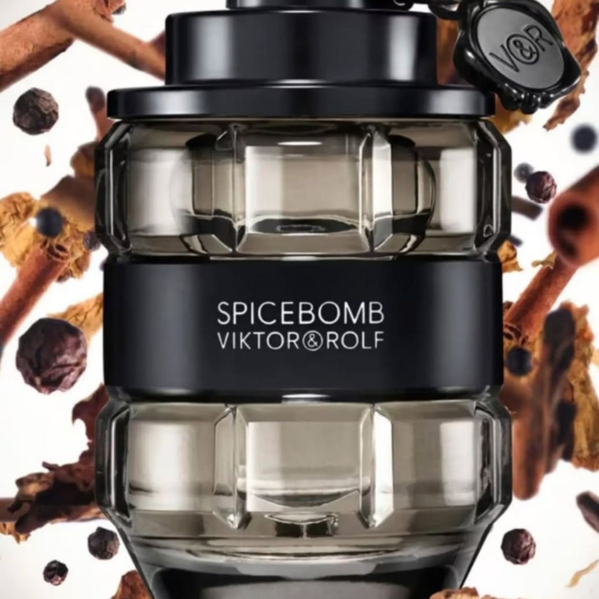 COMPRAR Spicebomb Extreme: para Adquirir el Mejor Perfume Masculino Si estás buscando COMPRAR Spicebomb Extreme, has llegado al lugar correcto. En Onlineshoppingcenterg, te ofrecemos el  Spicebomb Extreme de Viktor & Rolf, una fragancia potente y seductora diseñada para hombres que buscan destacar. A continuación, te contamos todo lo que necesitas saber antes de adquirir este icónico perfume.  ¿Qué es Spicebomb Extreme? Spicebomb Extreme es una versión más intensa y cálida del clásico Spicebomb de Viktor & Rolf. Esta fragancia,  combina notas especiadas, dulces y amaderadas, convirtiéndola en una de las mejores opciones para el invierno y la noche.  Spicebomb Extreme: A qué huele  Notas olfativas principales:  Top: Pimienta rosa, bergamota.  Corazón: Vainilla, tabaco.  Base: Pachulí, haba tonka.  Su aroma es cálido, especiado y adictivo, perfecto para hombres que buscan un perfume con gran duración y proyección, un perfume masculino, especiado y de lujo, Spicebomb Extreme es una excelente opción. En Onlineshoppingcenterg lo tenemos disponible al mejor precio    ¿Spicebomb Extreme es para el día o la noche?     Perfecto para la noche, eventos formales o citas.      Recomendado en invierno por su calidez especiada.   ¿A qué huele exactamente Spicebomb Extreme? ✔ Respuesta: Es una mezcla de:  Pimienta rosa y bergamota (notas frescas al inicio).  Vainilla y tabaco (corazón dulce y especiado).  Pachulí y haba tonka (base amaderada y cremosa).  ¿Spicebomb Extreme es unisex? ✔ Respuesta: Está diseñado para hombres, pero algunas mujeres lo usan por su toque vainillado.  14. ¿Qué edición limitada o especial existe de Spicebomb Extreme? ✔ Respuesta: Ha tenido lanzamientos como Spicebomb Extreme Infrared (más frutal), pero el EDP normal es el más popular.  15. ¿Cómo evoluciona el aroma en la piel con las horas? ✔ Respuesta:  Envíos a Bogotá, Medellín, Cali y Todo el País Si estás buscando COMPRAR Spicebomb Extreme en Colombia, en ONLINESHOPPINGCENTERG te ofrecemos envíos rápidos y seguros a Bogotá, Medellín, Cali, Barranquilla y todas las ciudades del país. Aquí encontrarás el mejor Spicebomb Extreme de Viktor & Rolf al mejor precio, con garantía de buena calidad  y entrega eficiente.  ¿Dónde COMPRAR Spicebomb Extreme en Colombia?         Spicebomb Extreme en Bogotá Envío express en 24-48 horas (Zonas cubiertas: Chapinero, Usaquén, Suba, Engativá y más).  Precios competitivos frente a perfumerías locales.         Spicebomb Extreme en Medellín Entregas en El Poblado, Laureles, Envigado y toda el área metropolitana.  Opciones de pago contra entrega para mayor seguridad.  Spicebomb Extreme en Cali Disponible con envío rápido a Granada, San Fernando, Ciudad Jardín y más.      Spicebomb Extreme en Barranquilla y Atlántico Envíos a Soledad, Puerto Colombia y municipios cercanos.  Garantía de productode calidad con factura electrónica.       Spicebomb Extreme en Antioquia Cobertura en Rionegro, Sabaneta, Bello e Itagüí.  Asesoría personalizada para elegir la mejor presentación (50ml, 90ml, 100ml).       Spicebomb Extreme en Valle del Cauca Entregas en Palmira, Yumbo y Jamundí.  Promociones especiales para clientes recurrentes.