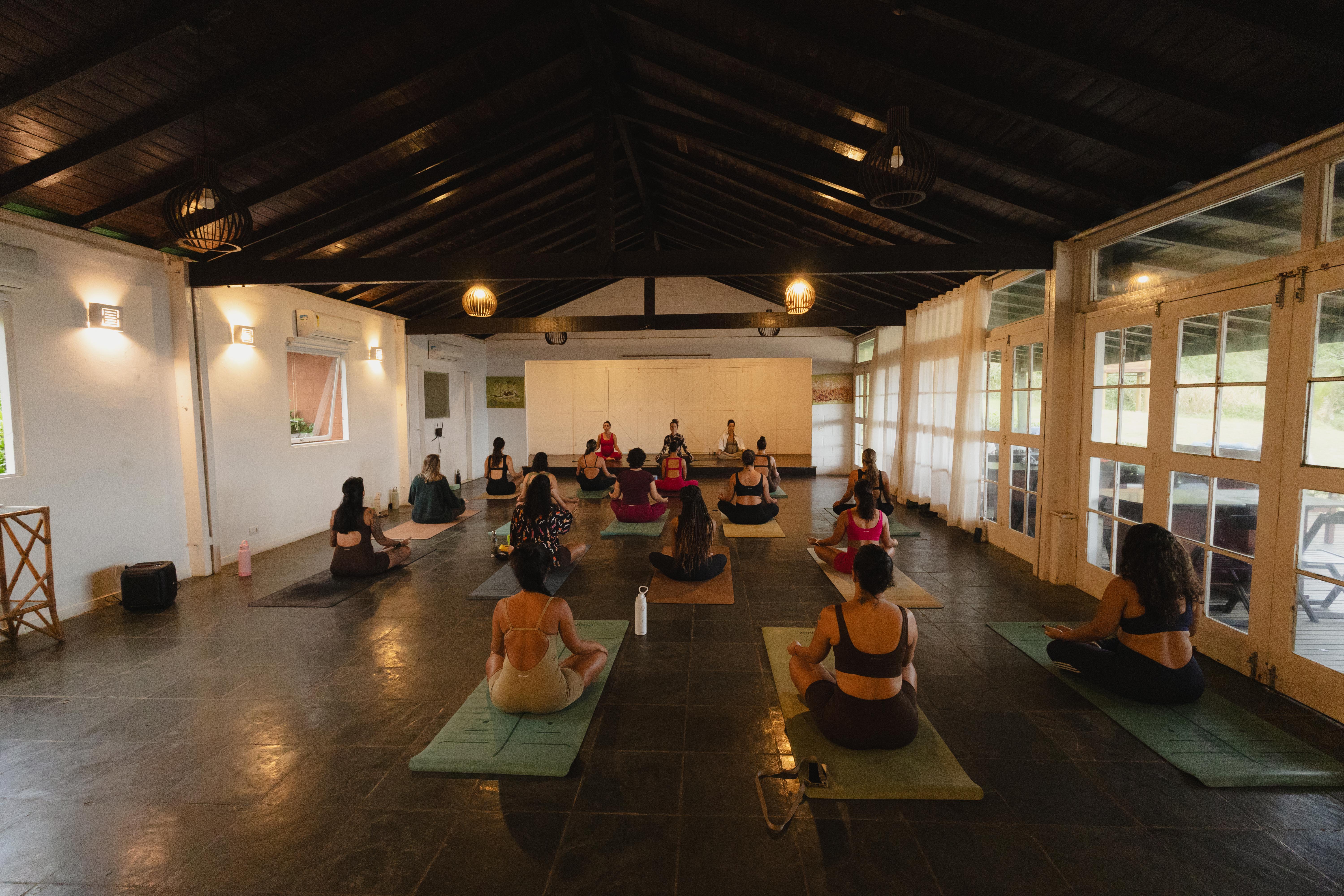Pr&aacute;tica de yoga no retiro zenhood