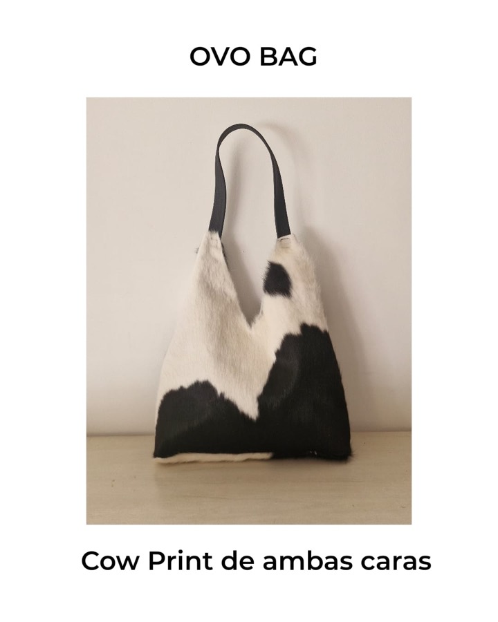 Ovo bag de cuero con pelo cow print de ambas caras
