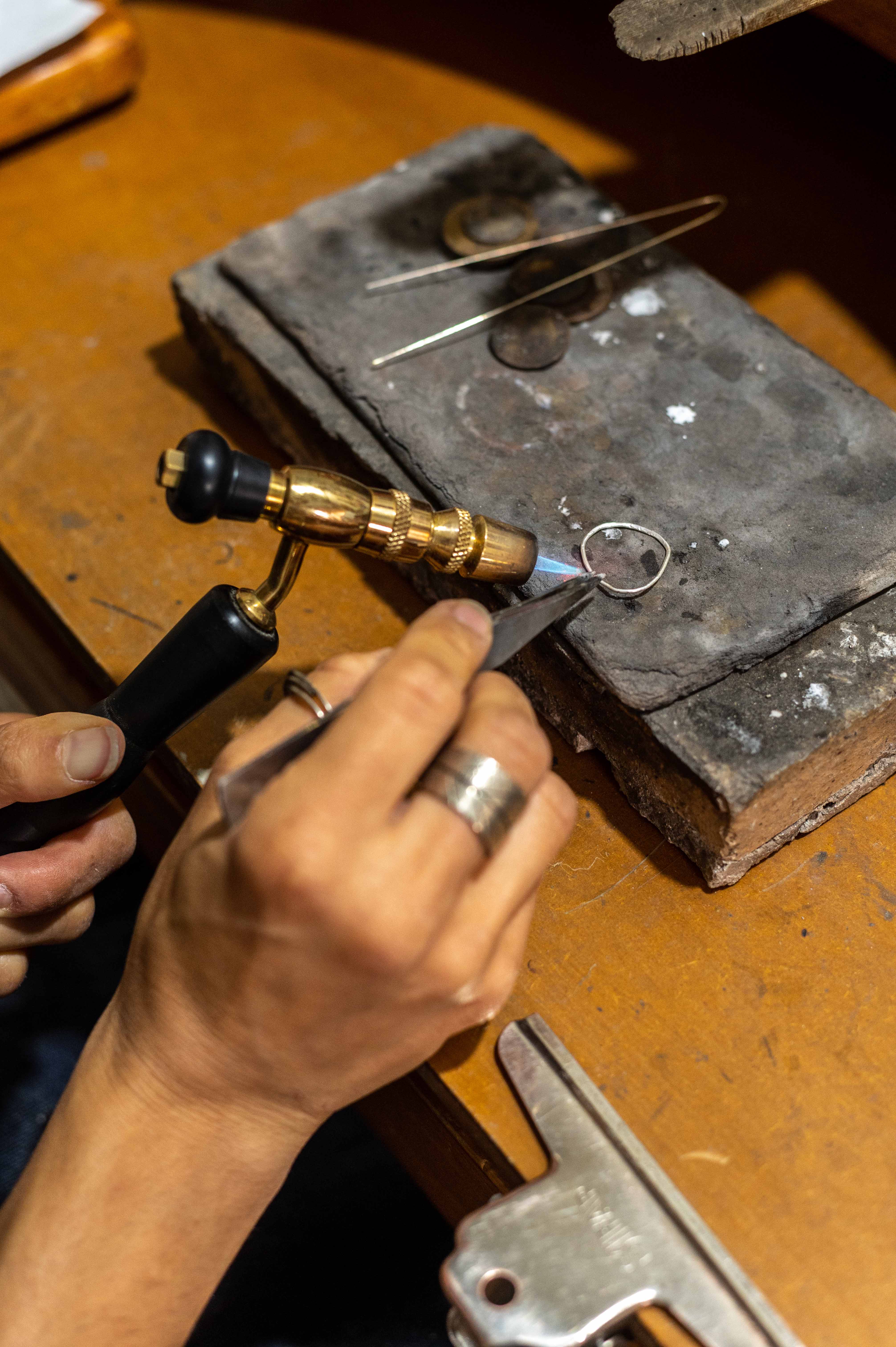 Trabajo artesanal en el taller de On&iacute;rica