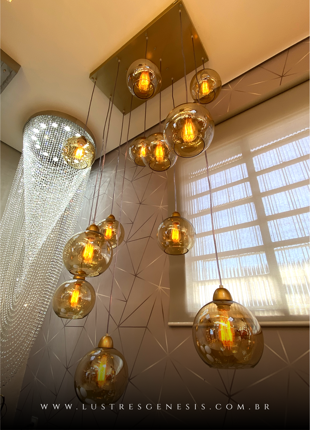 Iluminação elegante com lustres de vidro da Linha Sarvah Conhaque, destacando bolas de luz douradas pendentes em um ambiente moderno.