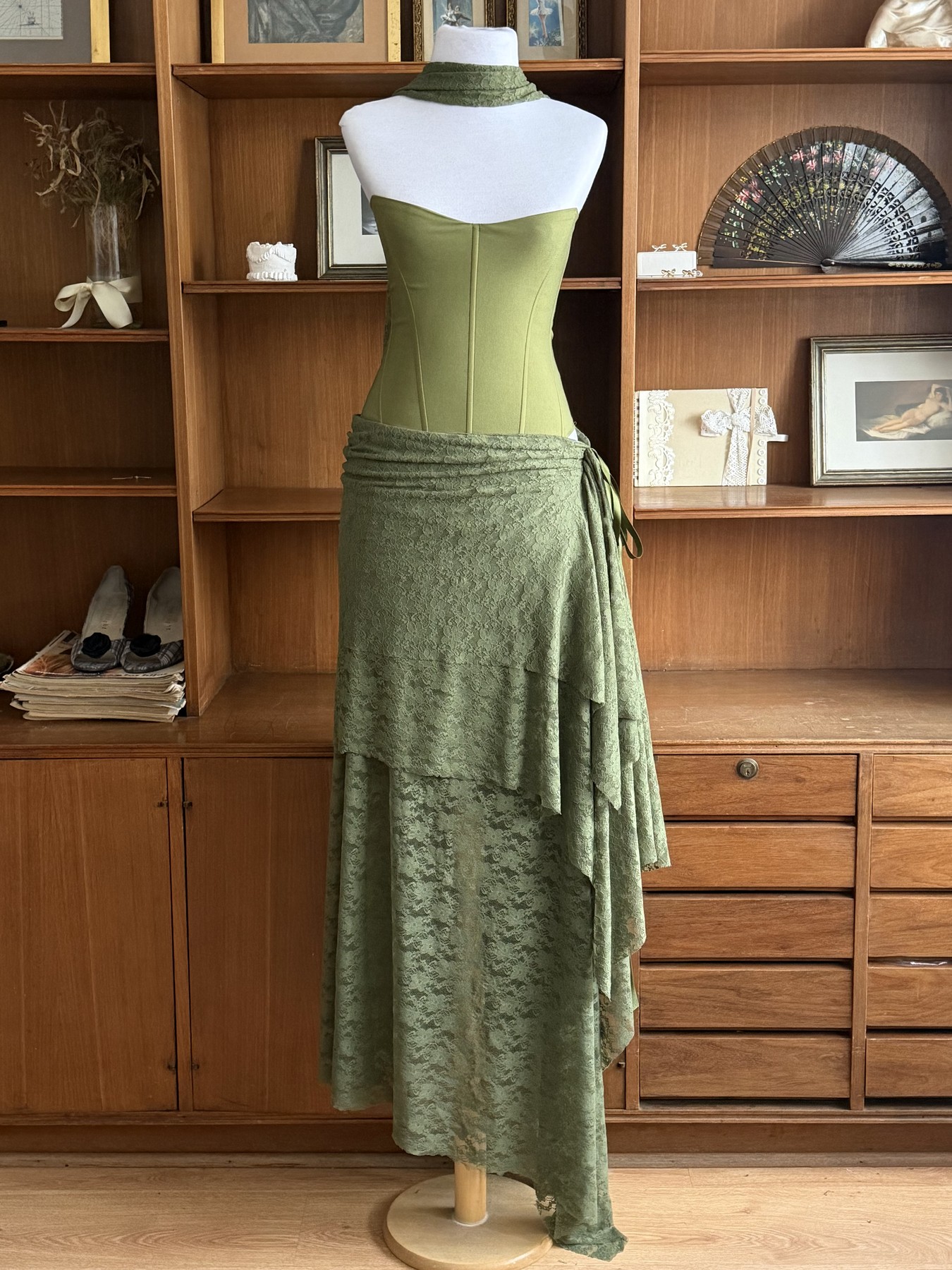 Conjunto custom verde oliva con corset y falda de encaje