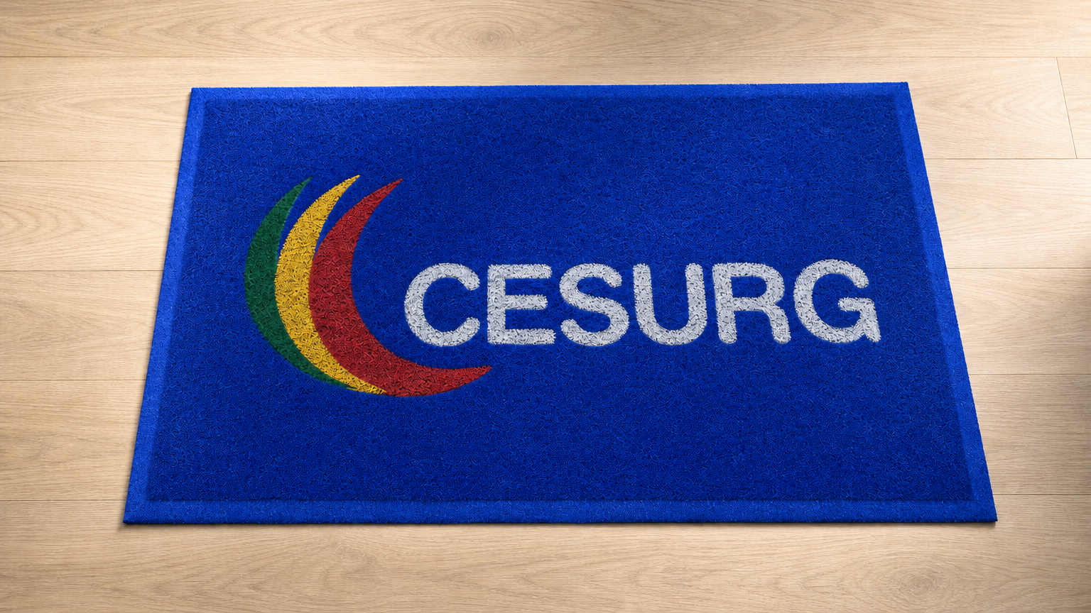 Capacho de vinil personalizado CESURG com logo institucional, espessura 10mm, ideal para recepção de instituição de ensino.