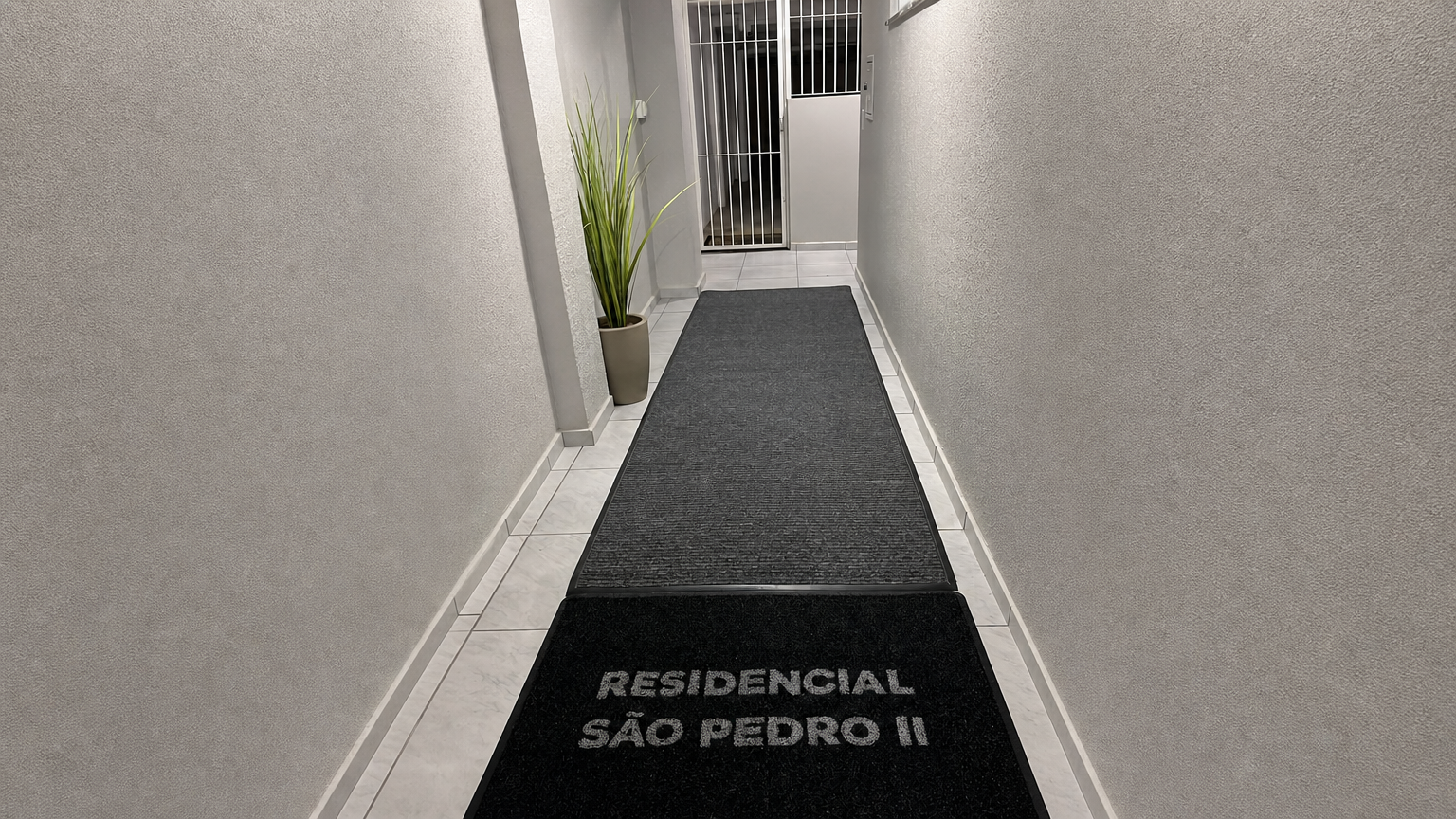 Capacho de vinil personalizado na entrada do Residencial São Pedro II, Visibil